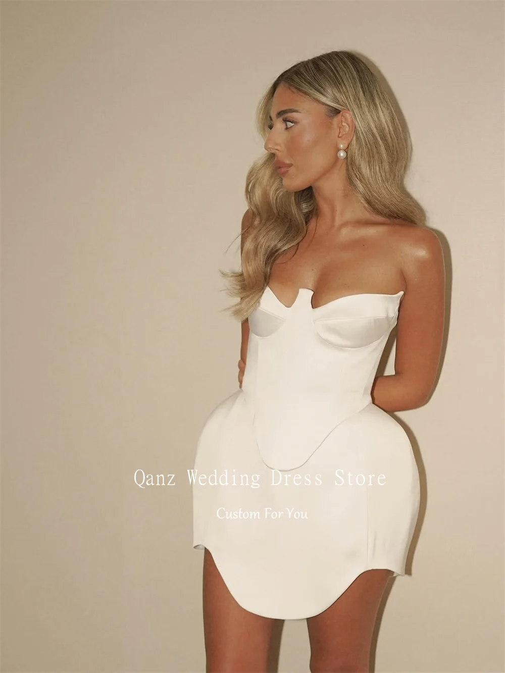 Qanz Avorio Mini Abiti da sposa Beach Sweetheart Morbido raso senza maniche Abiti da sposa sexy Abiti da sposa Civili personalizzati