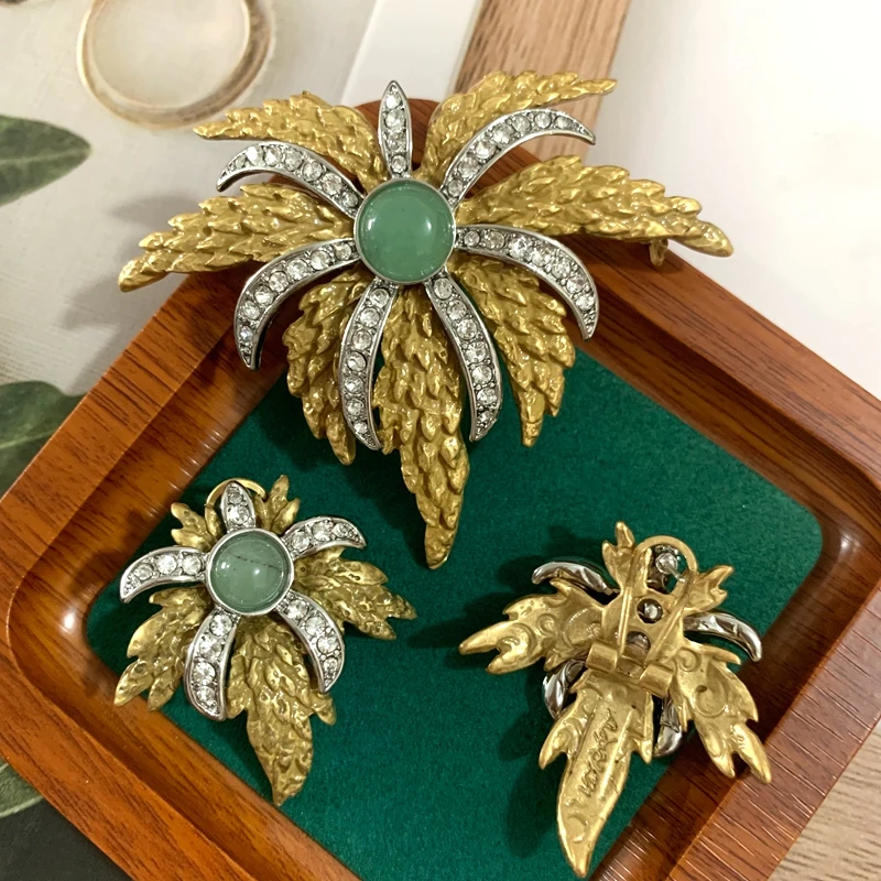 Autumn and Winter New Products, Fashionable, High-End, Light Luxury, Niche Design, Feather Shaped Brooch Earring Set