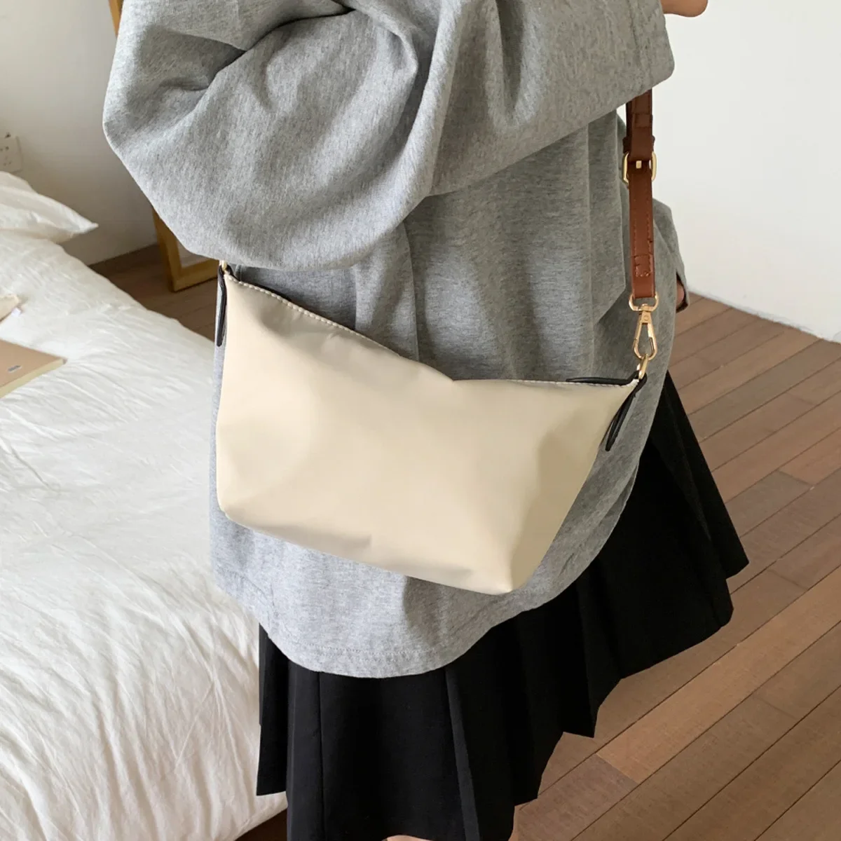 

2025 Women's Light Luxury Underarm Bags - New Fashionable, Versatile Handbag, Casual Commuter, Retro Crossbody