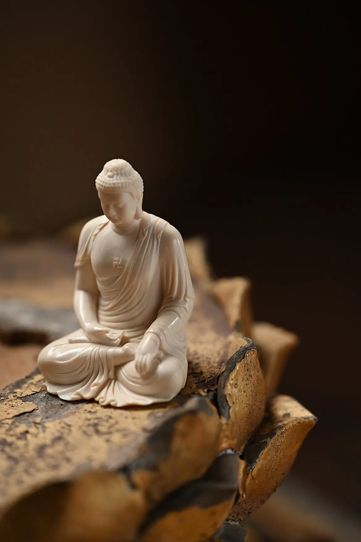 Buddha statue, cultural and play collection, handicrafts, carving ornaments, decorative gifts