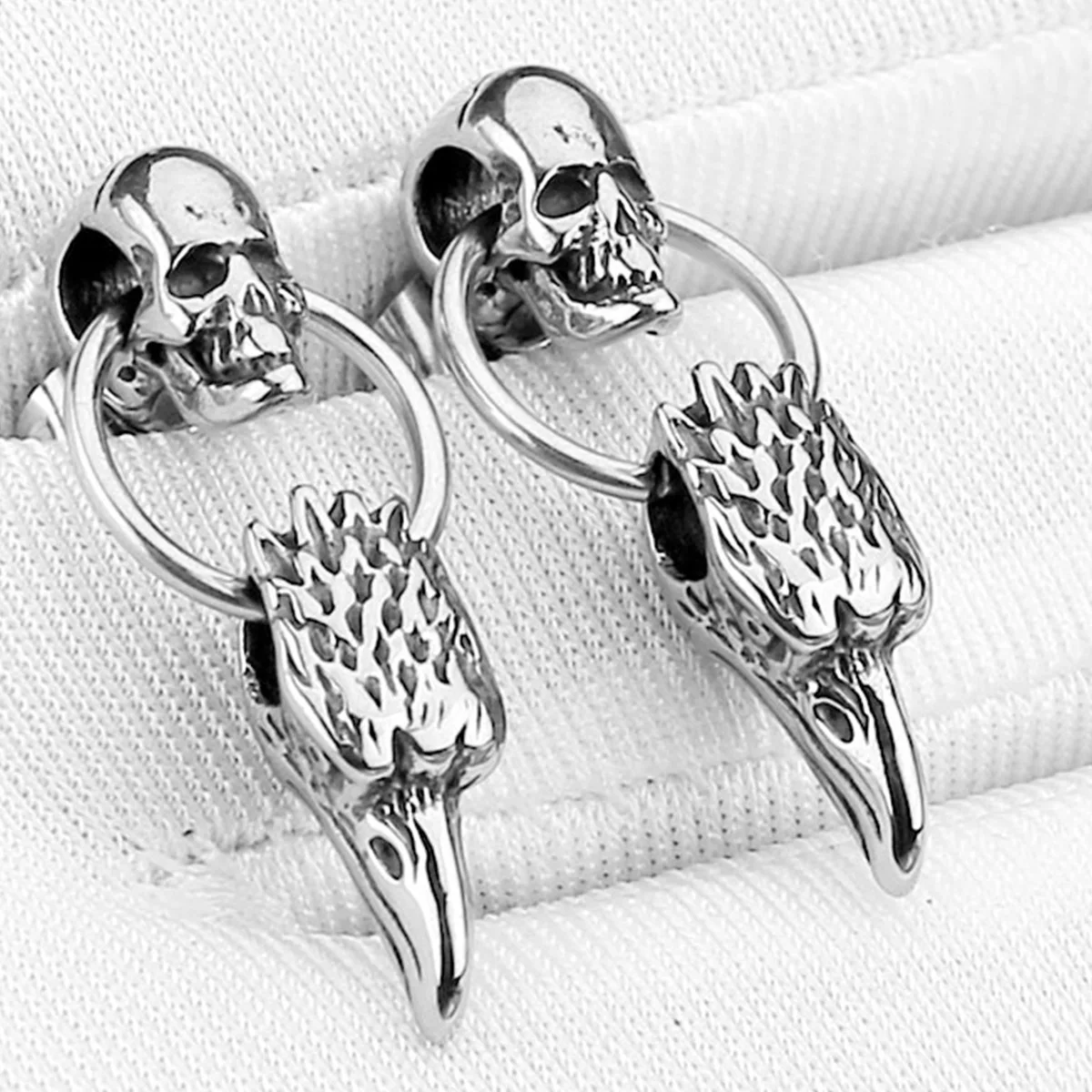 

Best-selling Stainless Steel Fashionable Men's Retro Skull Eagle Beaded Earrings, Available for Both Men and Women.