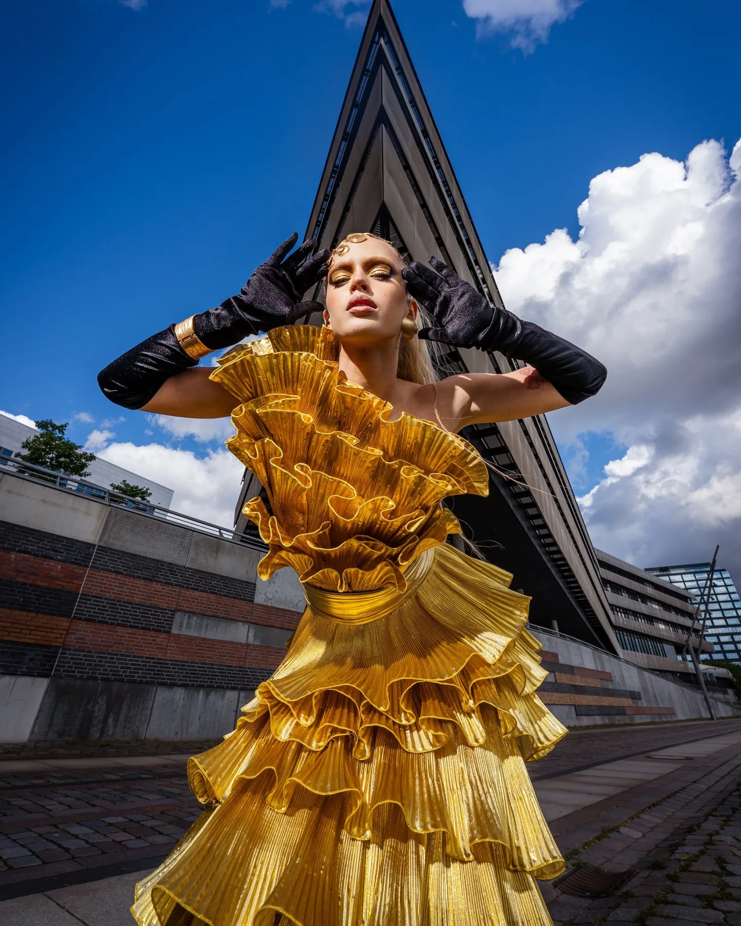 Złota, marszczona długa suknia wieczorowa z odkrytymi ramionami, warstwowa suknia maxi, cekinowa suknia na imprezę, bal dla kobiet 2026, plisowane suknie galowe.