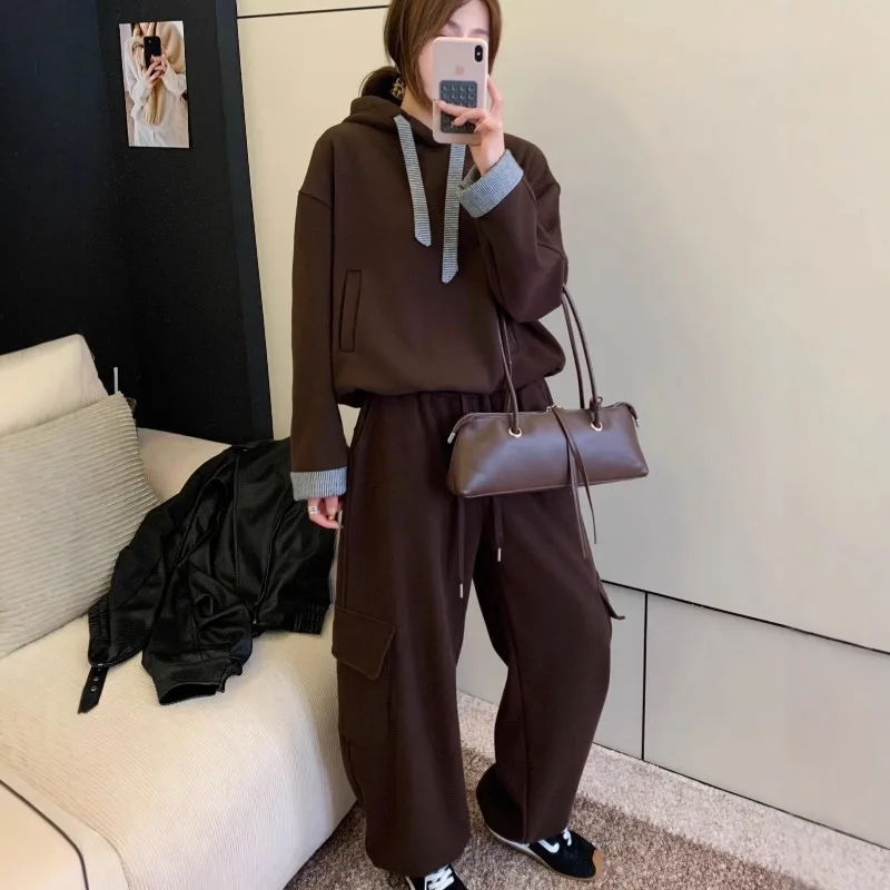 

Уютный комплект спортивного костюма в тон: женский топ с длинными рукавами в стиле ретро и брюки-карго — мягкая бархатная ткань на осень/зиму 2025 г.