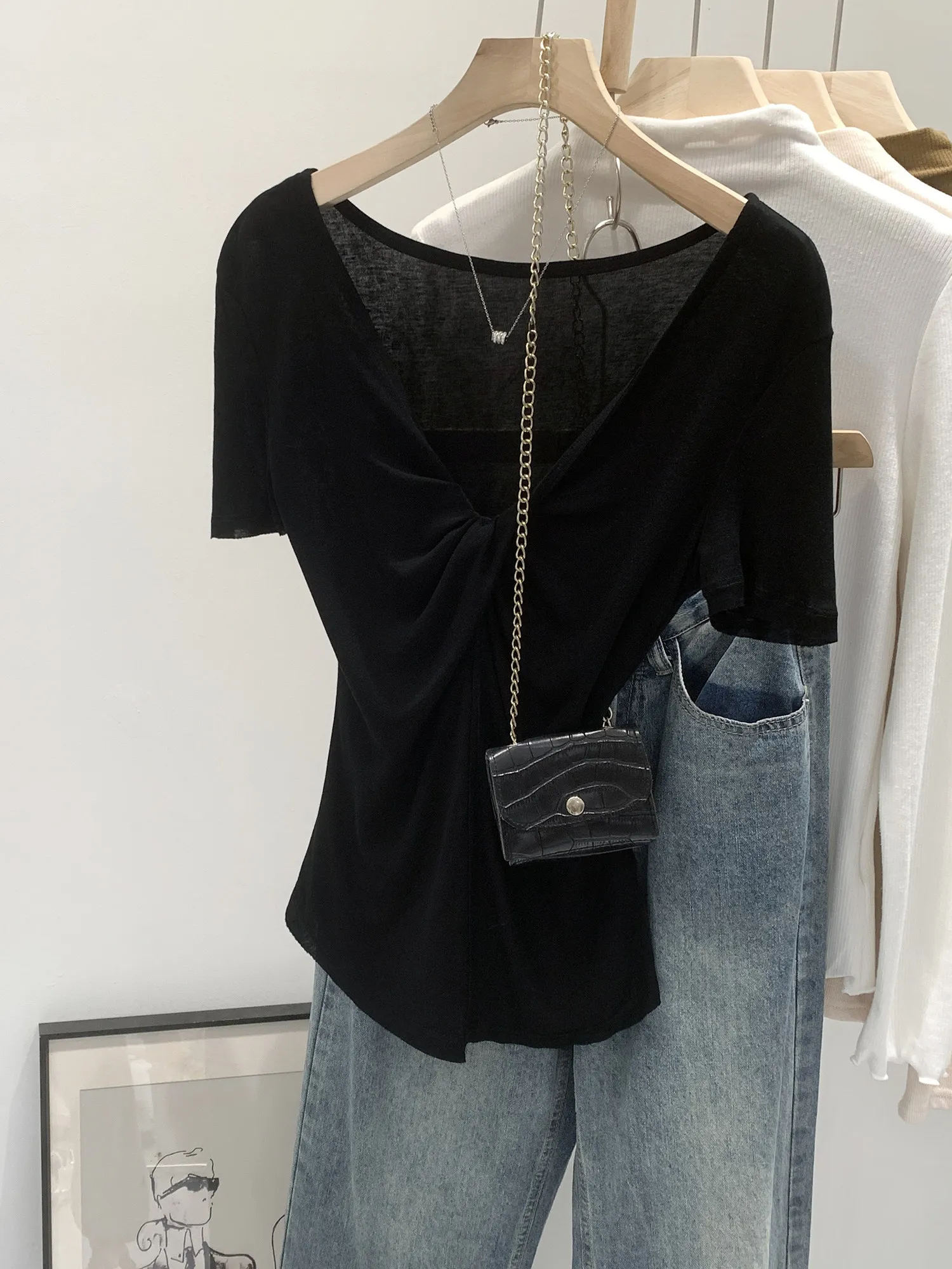 Lace V-neck Short-sleeved T-shirt Women's Summer Fashion 2026 New Pure Desire Beautiful Small Top Wool Silk Twist Folded