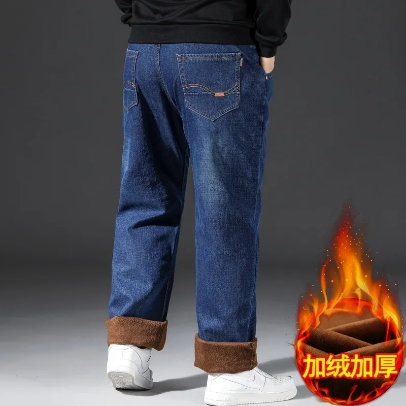 Plus Size Denim Jeans Männer dicke Herbst und Winter Fleece Hose lose gerade hochwertige lässige elastische warme Mode Hose