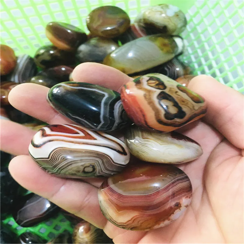 Natural crystal, silk and agate accompany, hold a rolling stone and massage stone in hand