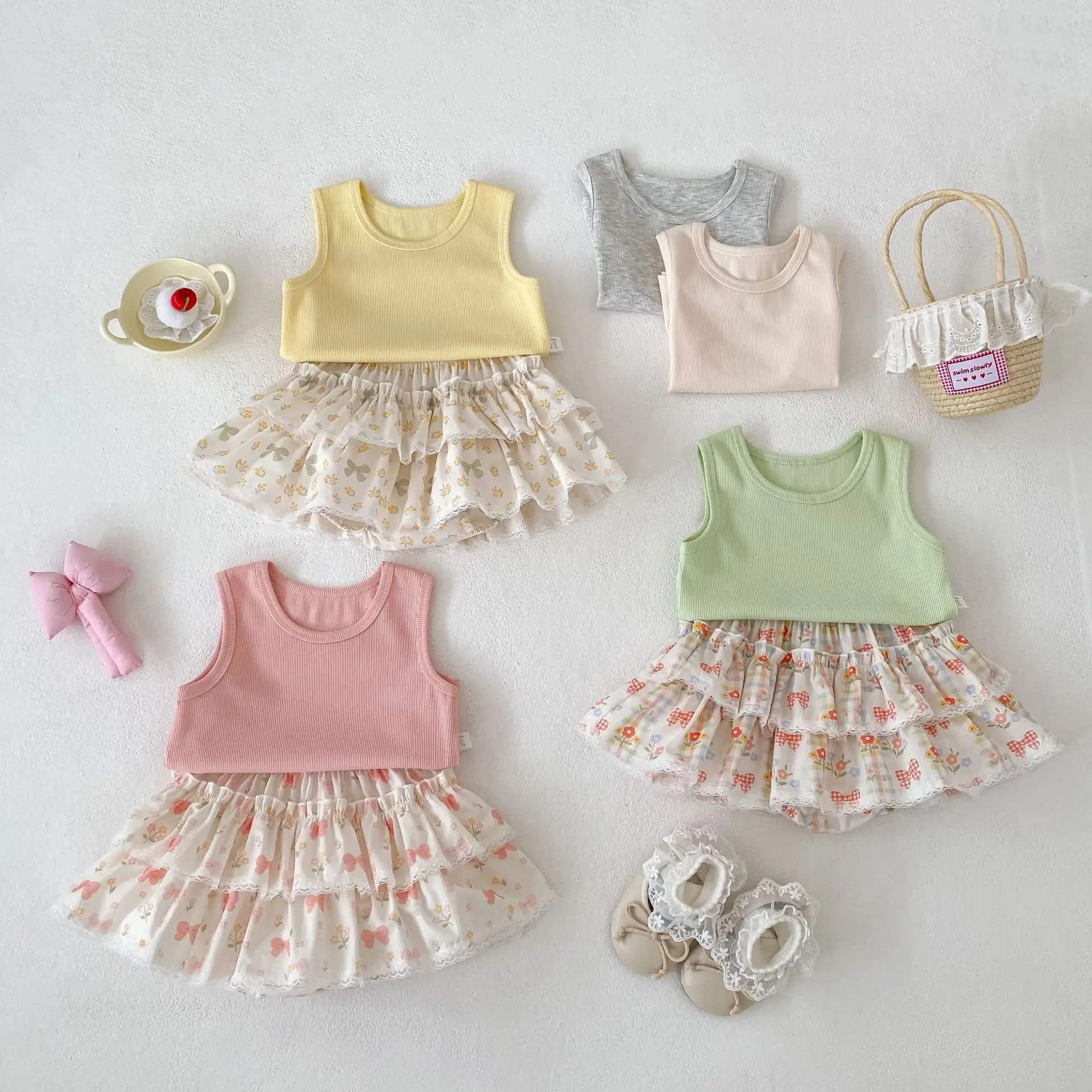 

Летний комплект для девочек 2026: Новинка! Тонкий топ без рукавов и юбка-тортик с цветочным принтом в западном стиле, комплект из двух предметов