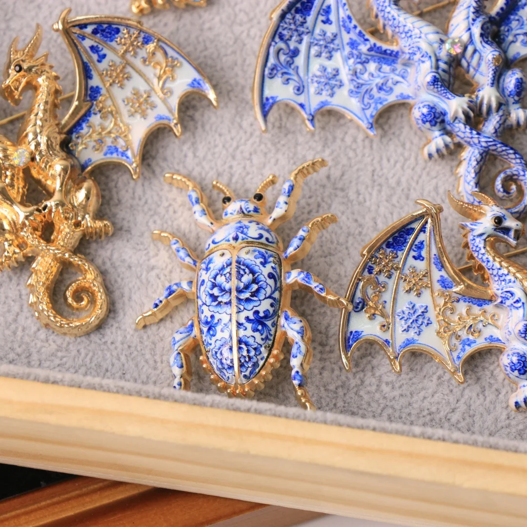 Barocke Luxus-Broschen mit Tier- und Insektenmotiven für Damen und Herren, Schmuck im Blau-Weiß-Porzellan-Stil, Modeaccessoires – Detail 5