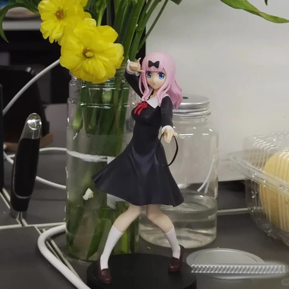 Figurka anime 18 cm Love is War Fujiwara Chika Shinomiya Kaguya Kawaii Girl Figurka Akcji Kolekcjonerski Model Lalka Zabawka Prezent