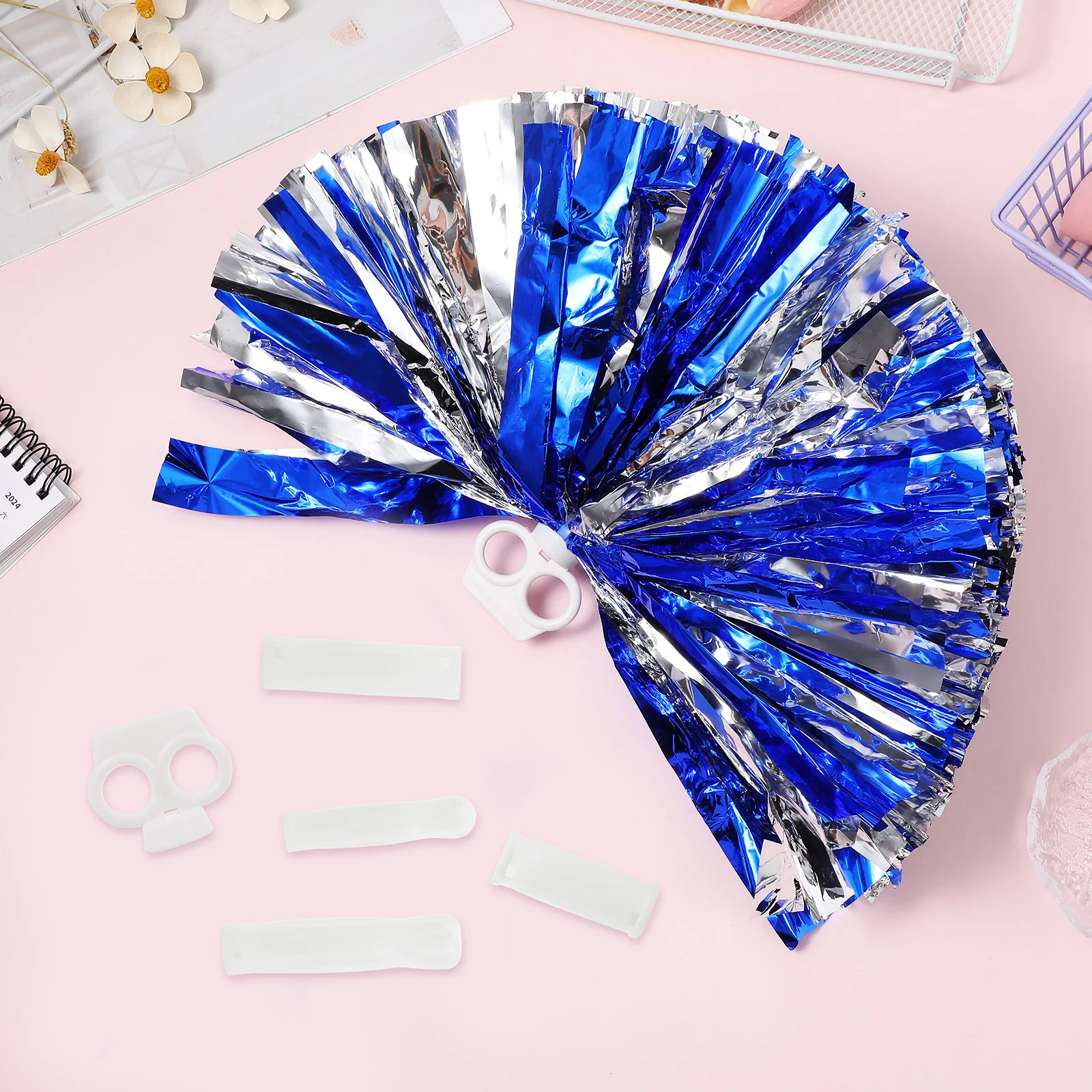 พู่เชียร์ลีดเดอร์สีขาว 25 ชิ้น น้ำหนัก 288 กรัม มีหลายตัวเลือกสำหรับด้ามจับ เหมาะสำหรับงานกีฬา งานปาร์ตี้ การเต้นรำ งานเฉลิมฉลอง ใช้เป็นอะไหล่แทนได้