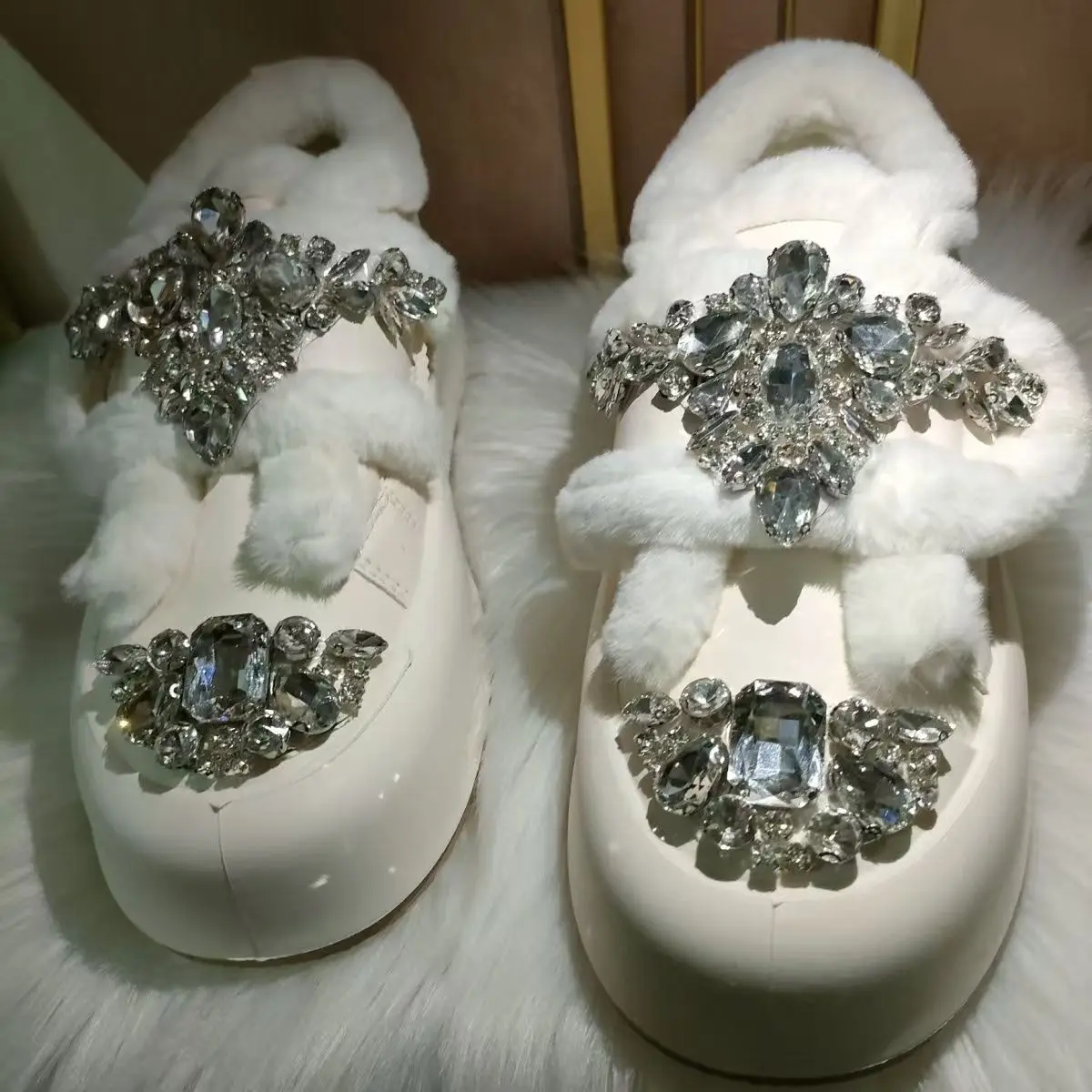 Thick-soled rhinestone fur integrated women's cotton shoes, white low-top comfortable casual women's boots 35-40