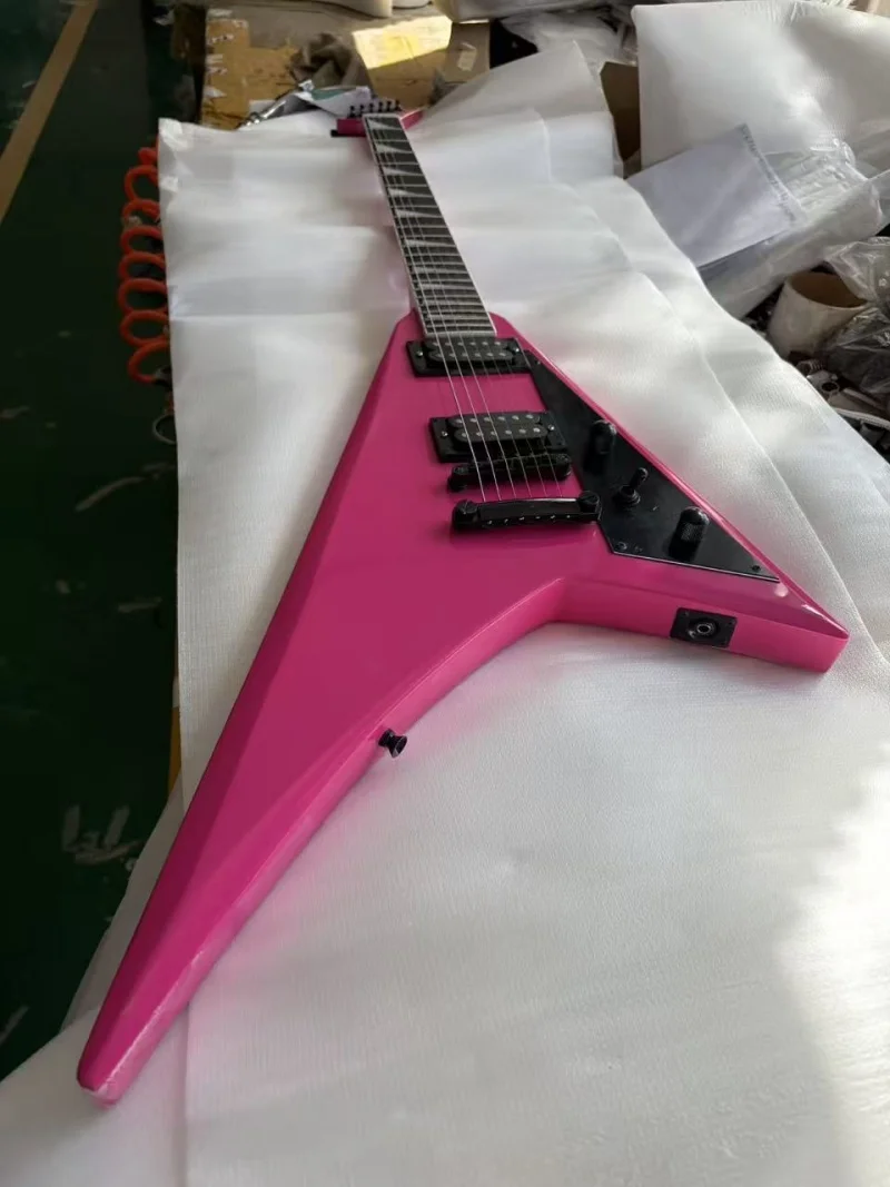 Free delivery. 6-string V-shaped guitar. Black hardware. Bridge fixed. Solid wood quality. High-gloss finish.