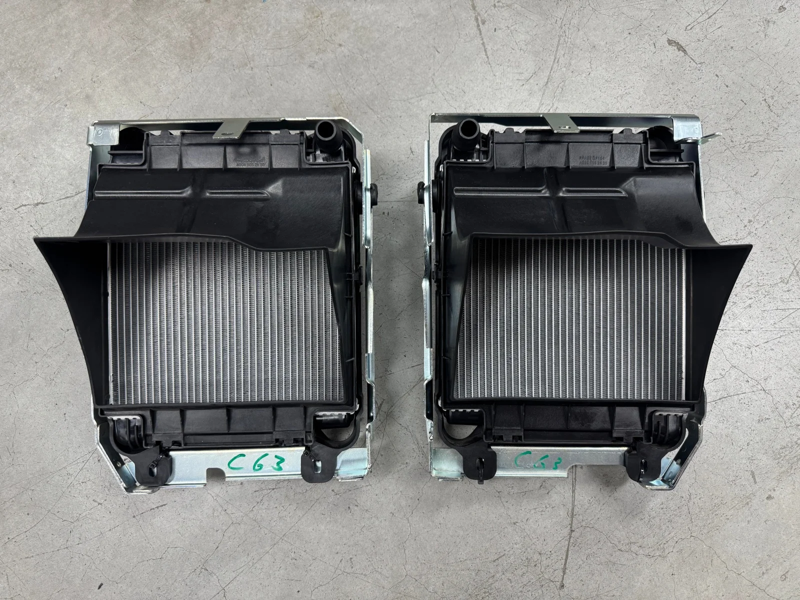 The New High Quality C63  W205 Coupe AMG Front Left and Right Auxiliary Cooling Water tank air Hood Bracket for
