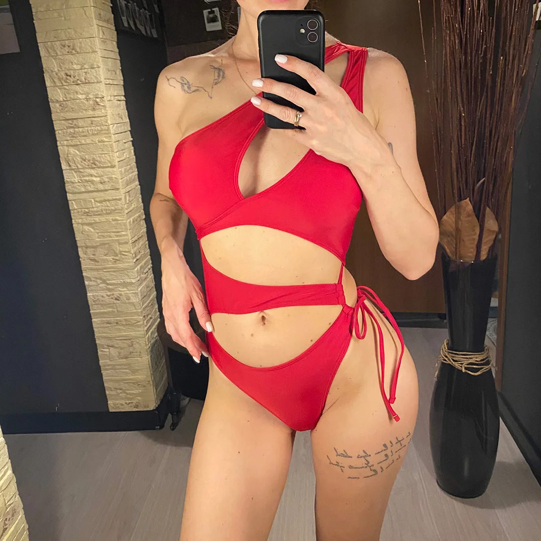Asymmetrischer Badeanzug mit Cut-Outs und einem Schulterträger, einteiliger Badeanzug für Damen, Monokini mit hohem Beinausschnitt, Badebekleidung, Badeanzug, Modell V6254. – Detail 10