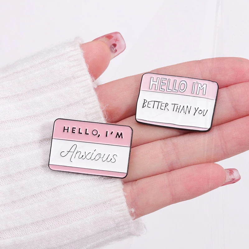 Custom ชื่อของฉันปัญหาดีกว่าคุณ Pin Lapel Badge ตลกกล่องโต้ตอบสโลแกนเครื่องประดับ HELLO I'M AWESOME เข็มกลัดเคลือบ