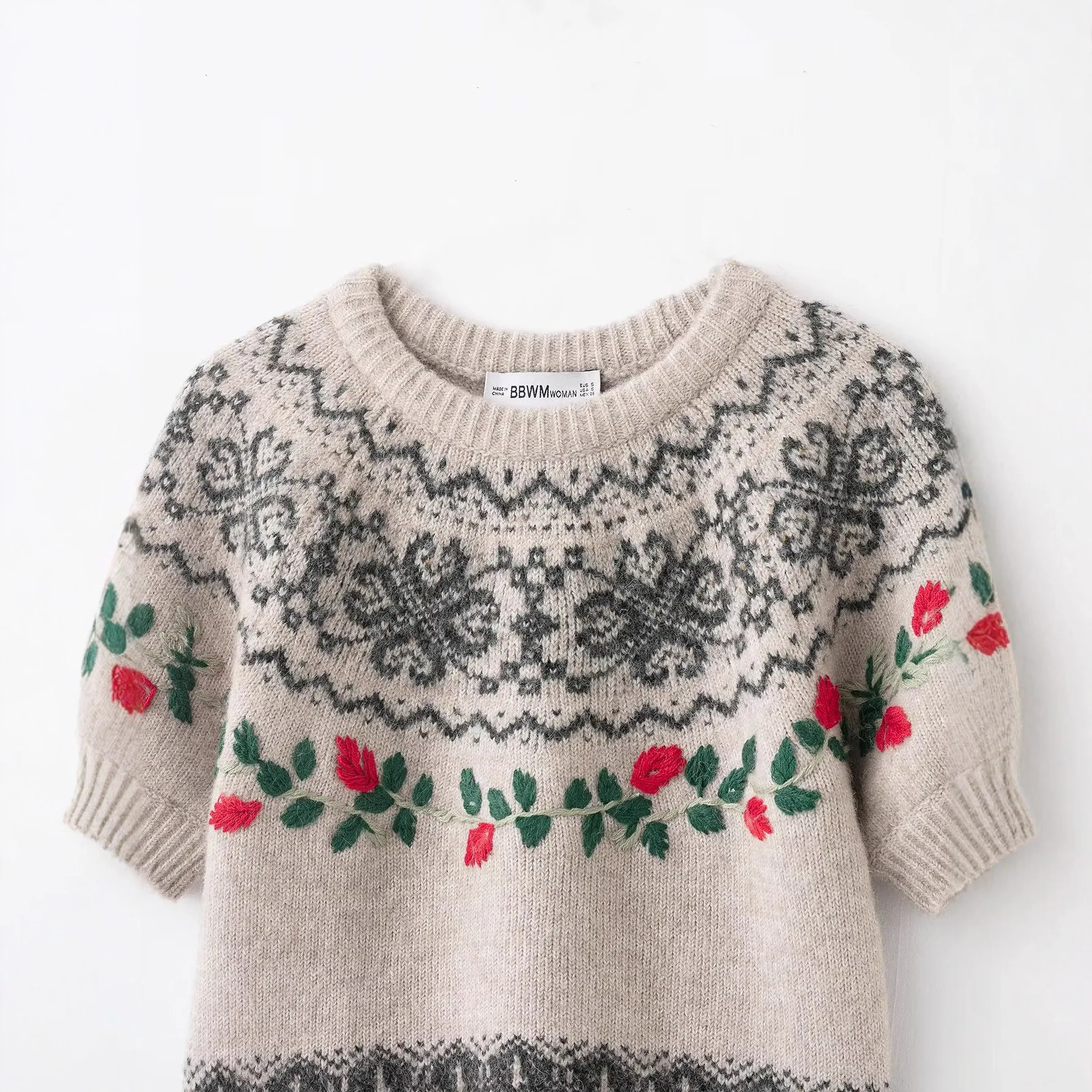 Gestrickter Damen-Pullover mit kurzen Ärmeln, Wintermode, bestickt, lockerer Retro-Blumenmuster, bequemes langes Oberteil