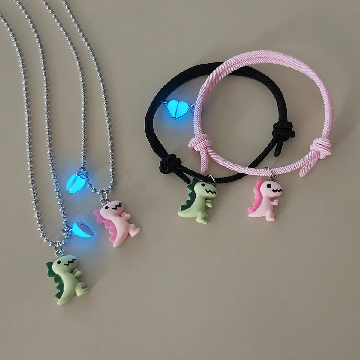

4pcs/Duo Luminous Heart Dinosaur-Shaped Accessories Couple Necklaces Bracelets Women's Fashion Couple Jewelry Set