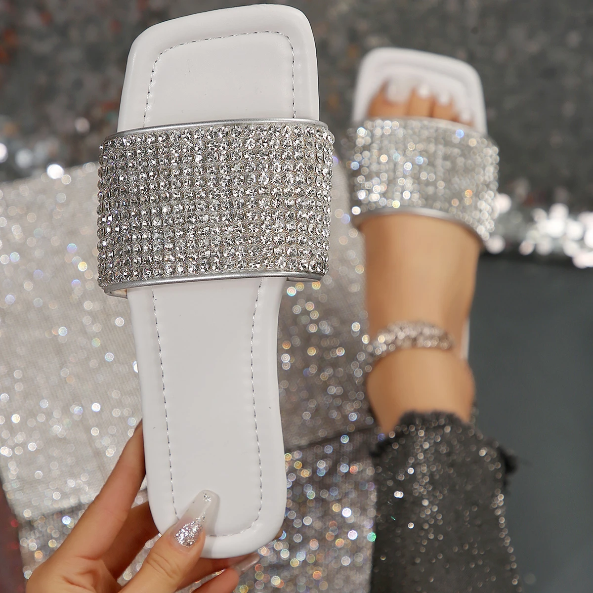 Zapatillas brillantes para mujer, sandalias con diamantes de imitación a la moda, zapatillas ligeras de lujo de tendencia de gran tamaño, chanclas para mujer