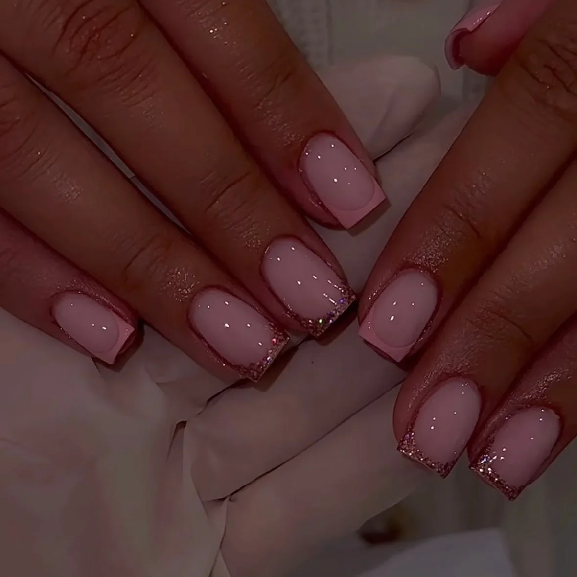 24 قطعة الصحافة الفرنسية الوردي على الأظافر قصيرة مربع الأظافر كاذبة مع الغراء بريق الاكريليك الأظافر غطاء كامل بلون أظافر صناعية الفن #1