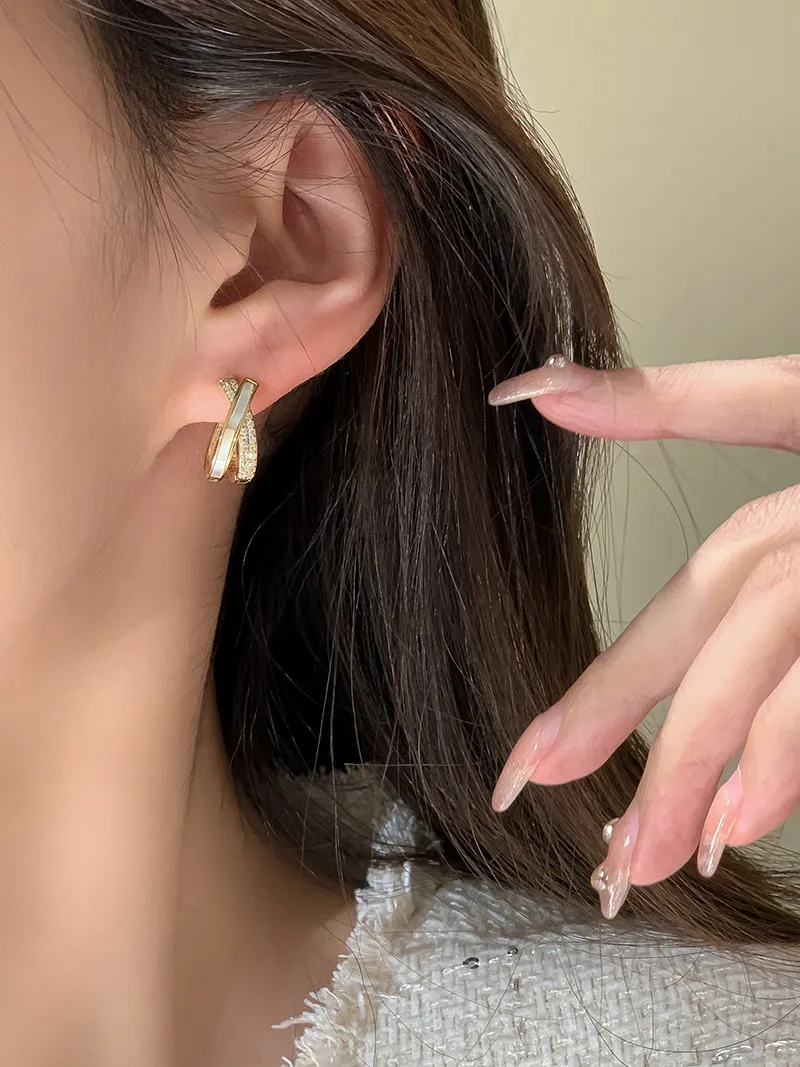 Luxuriöser Muschel-Zirkon-Kreuz-Ohrclip in Goldfarbe für 2026 – Neuer Modeschmuck für Hochzeiten und Partys, Damen-Ohrring-Accessoire – Detail 8