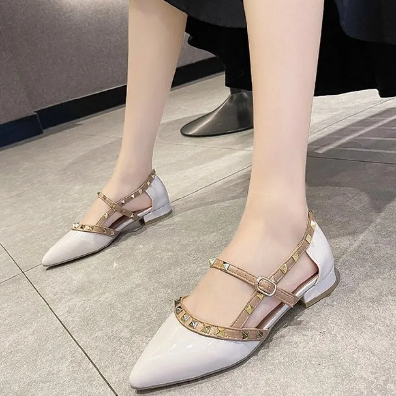 

2026 Summer New Rivet in Heel Shoe Pointed Fashion Comfortable Thick Heel Bun Head Low Heels Behind Empty Elegant Women's Shoes
