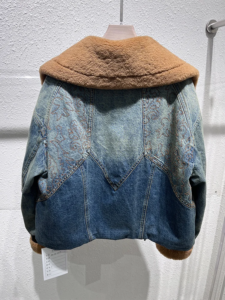 سترة شتوية جديدة لعام 2025 من قماش الدنيم ملابس خارجية نسائية فاخرة وطبيعية من فرو الأغنام ميرينو الحقيقي معاطف للأسفل