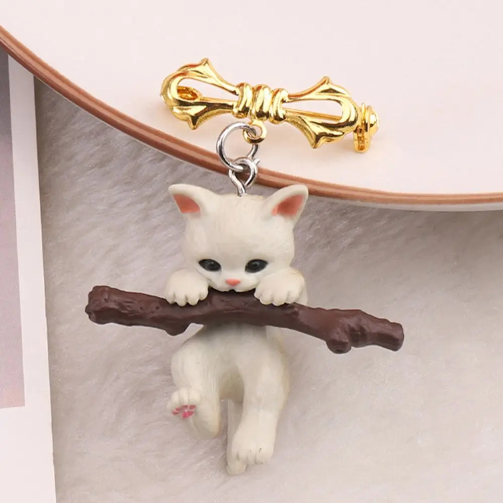 3D Cute Cat Animal Brooch White Cat Brooches Holding a Branch Cat Hug Tree Brooch Three-dimensional Lapel Pins Bag Decoration