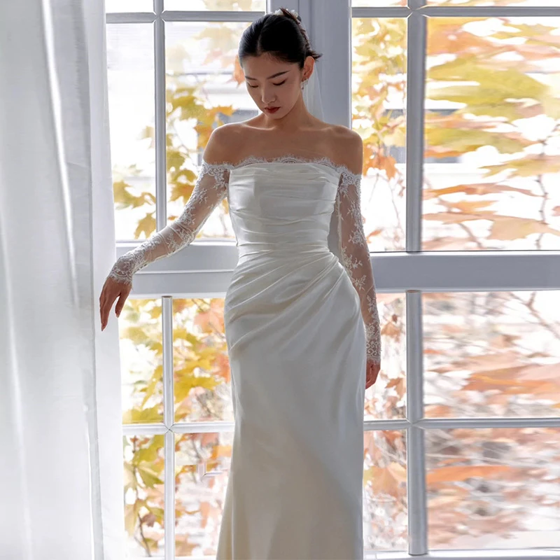 Off-the-shoulder light wedding dress with a train, suitable for travel photography, simple and slim-fitting, with lace long slee