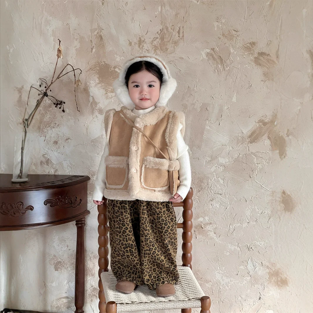 الفتيان والفتيات سترة الغزلان الجلد المخملية مركب صوف الضأن شتاء دافئ الكتف أعلى 2025 ملابس الأطفال الجديدة مع علة