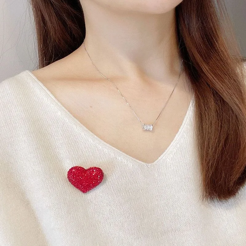 Red heart brooch, high-end women's exquisite temperament, simple and personalized anti slip buckle accessories