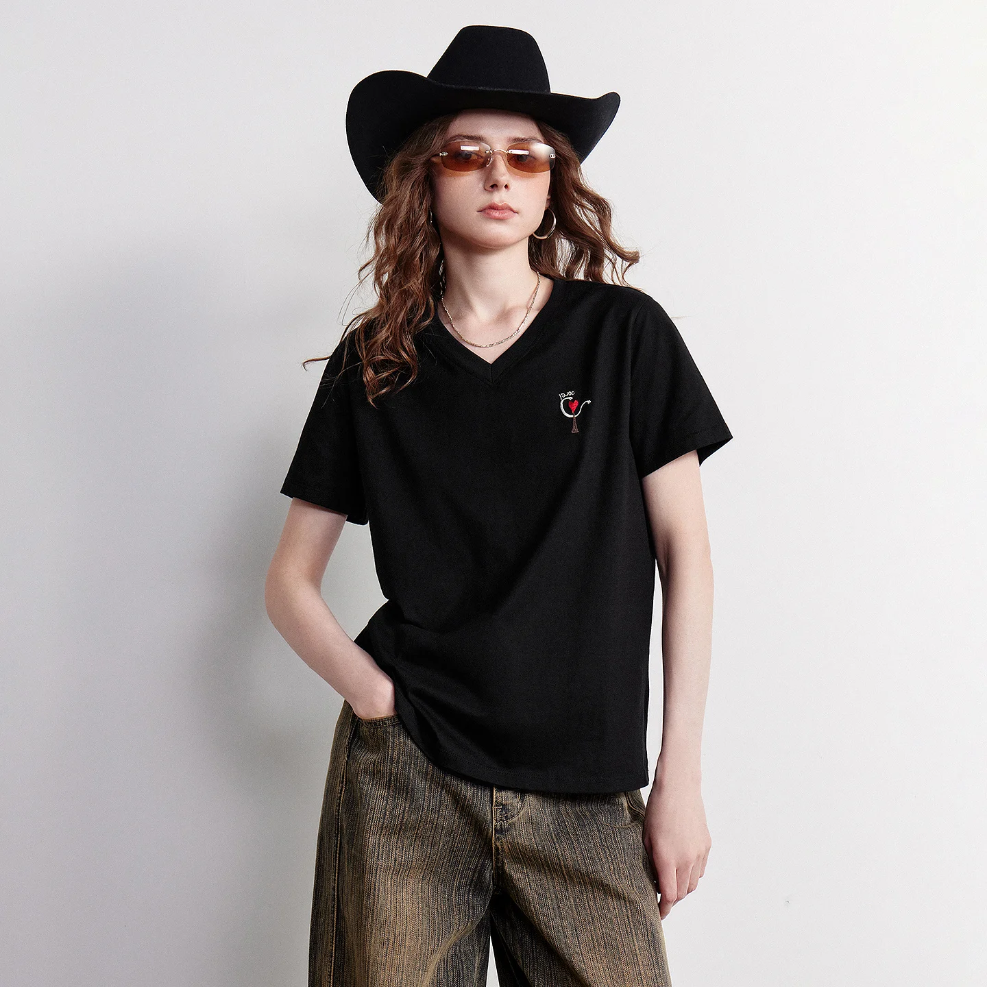 TOYOUTH Women T-shirt 2026 Summer New Antibacterial Pure Cotton V-neck Slightly Loose Abstract Heart Embroidered Top