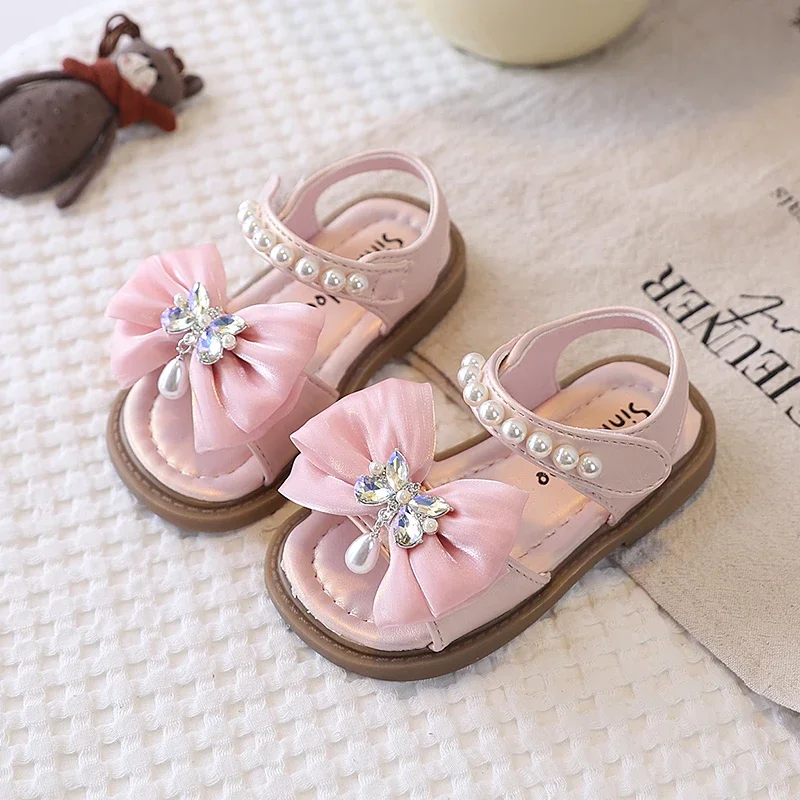 2026 Sommer Neue Mädchen-Sandalen mit Strass-Schmetterlingsanhänger, Kinder-Strandschuhe, offene Zehenpartie, schick, rutschfest, süße Schleife, Prinzessinnen-Stil – Detail 5
