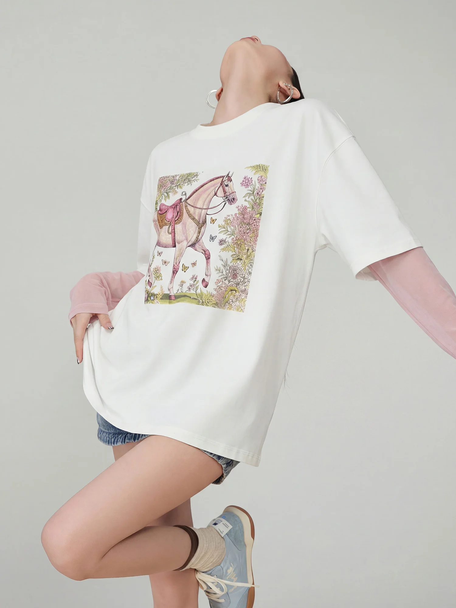 

Белая футболка с принтом, круглым вырезом и коротким рукавом, свободного кроя, повседневная, с эффектом стройности, со спущенным плечом, летняя новинка, женский топ