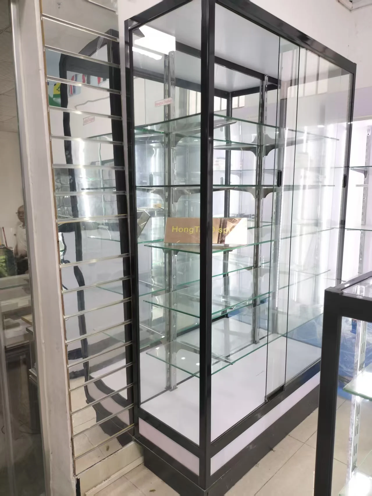 Porte coulissante en verre personnalisée, cadre carré en aluminium, raccord de magasin de fumée, affichage de magasin de détail, vitrine haute