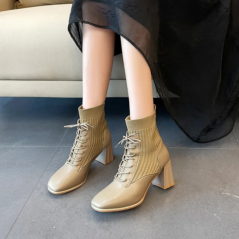 

2024 Autumn and Winter New Leather Stitched Women's Thick Heels Fashion High Heels Square Head British Style Ankle Boots