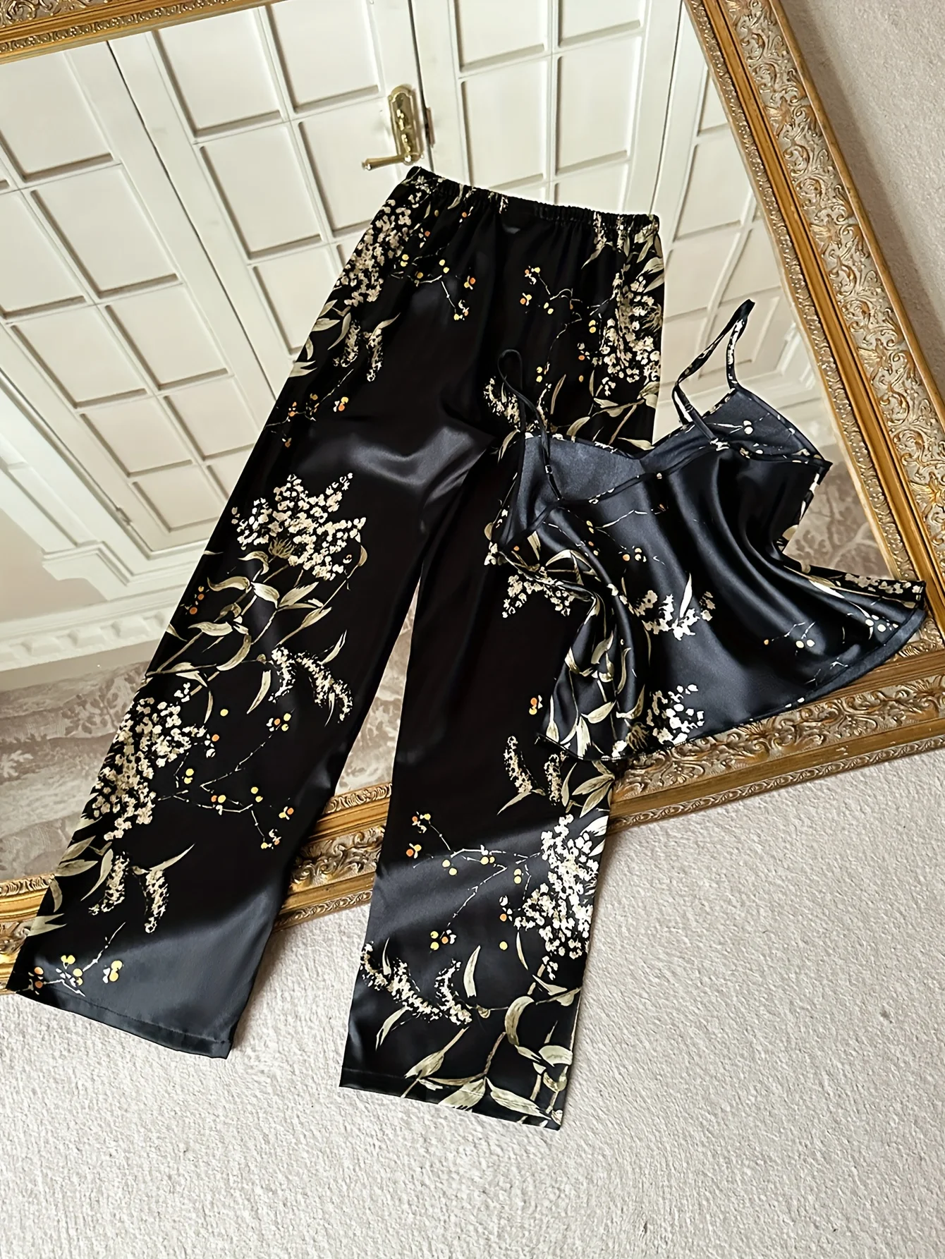 Neues Damen-Pyjama-Set mit Kirschdruck, ärmellos, V-Ausschnitt, sexy Nachtwäsche, modische 2-teilige Homewear für Sommer und Frühling. – Detail 3