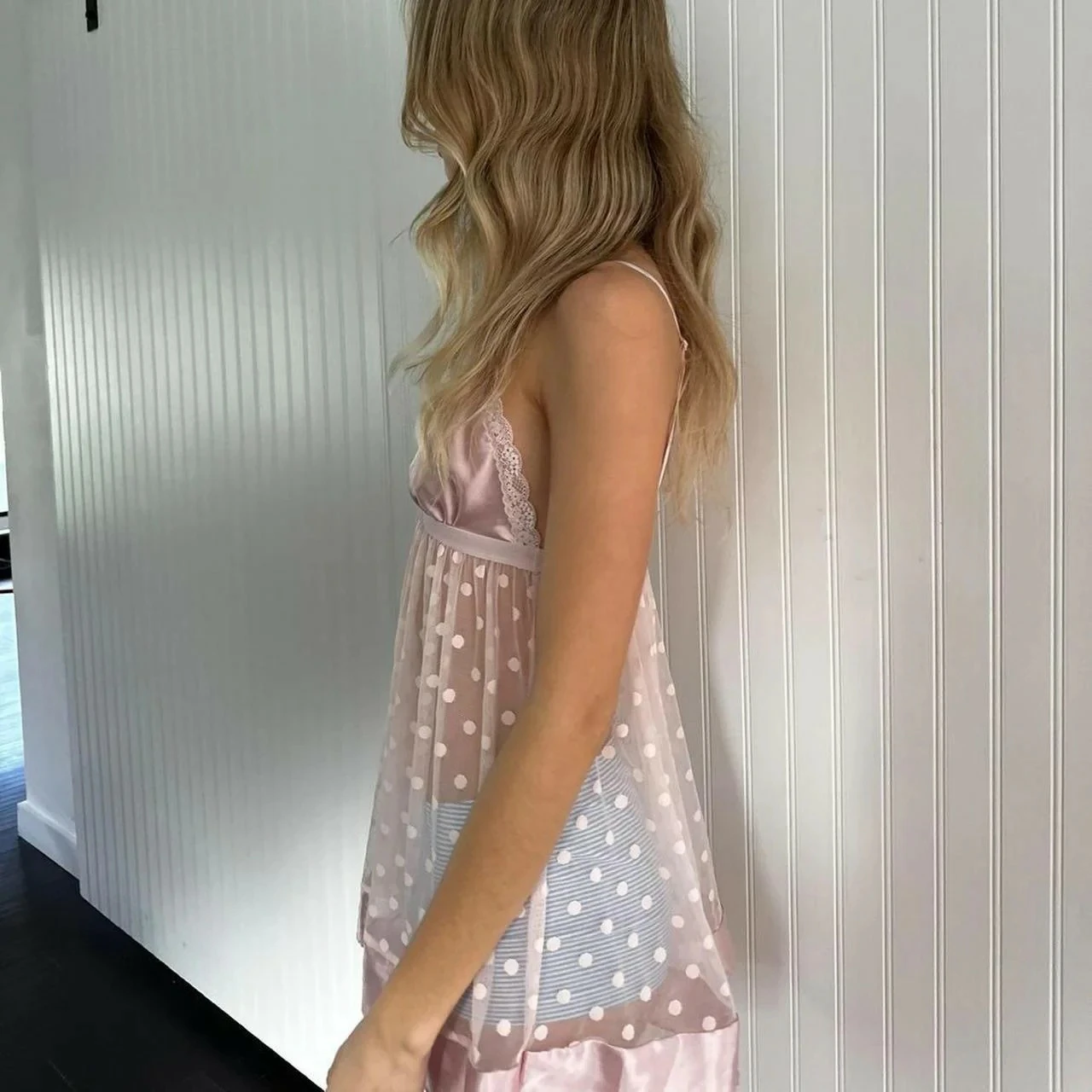 النساء Y2k شير شفافة نقطة طباعة كشكش هيم بيبي دول كامي القمم الدانتيل تقليم الخامس الرقبة السباغيتي حزام عارية الذراعين القمصان