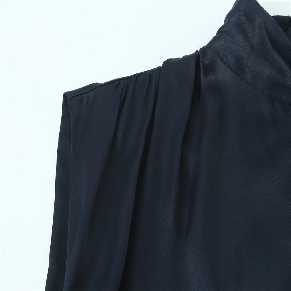 Mini abito invernale con trama in raso con giunture in pizzo alla moda delle nuove donne