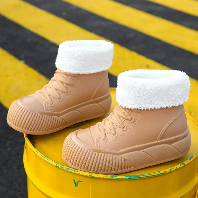 2025 Nieuwe pluche overschoenen waterdichte regenlaarzen dames rubberen platformschoenen voor dames enkel brede teen regenlaarzen waterschoenen vrouw