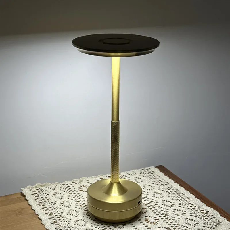 Recarregável Touch Metal Table Lamp, Cabeceira Criativa Luz Ambiente, Bar simples, Decoração ao ar livre, Luz Noturna, 3 cores