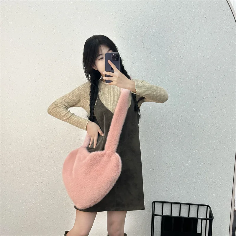 

Сумка из норки в форме сердца в корейском стиле, новинка 2024, милый плюшевый кошелек через плечо для женщин, модная пушистая сумка через плечо
