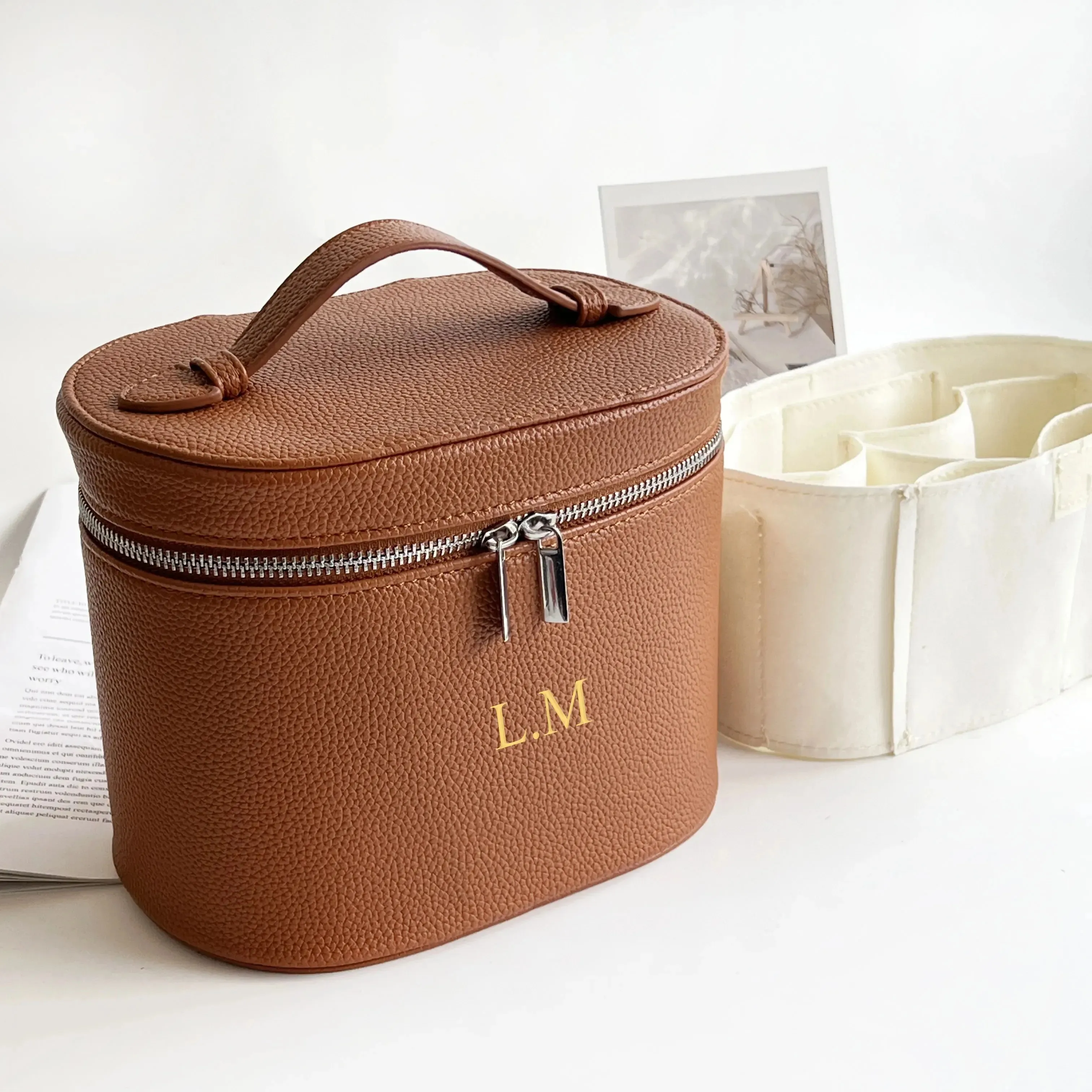 Personalisierte Reise-Kulturtasche mit Namen, tragbare PU-Leder-Aufbewahrungstasche mit separatem Waschfach-Organizer, ideal für Sie – Detail 4