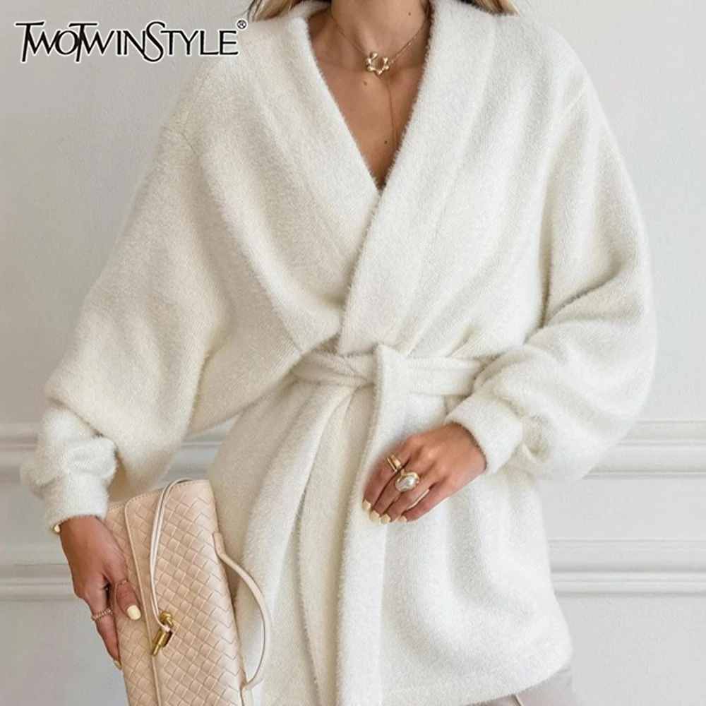 TWOTWINSTYLE معطف غير رسمي على طراز المنزل للنساء بياقة على شكل V وأكمام واسعة مرقعة وأربطة بطول ميدي سترة نسائية شتوية بنمط جديد