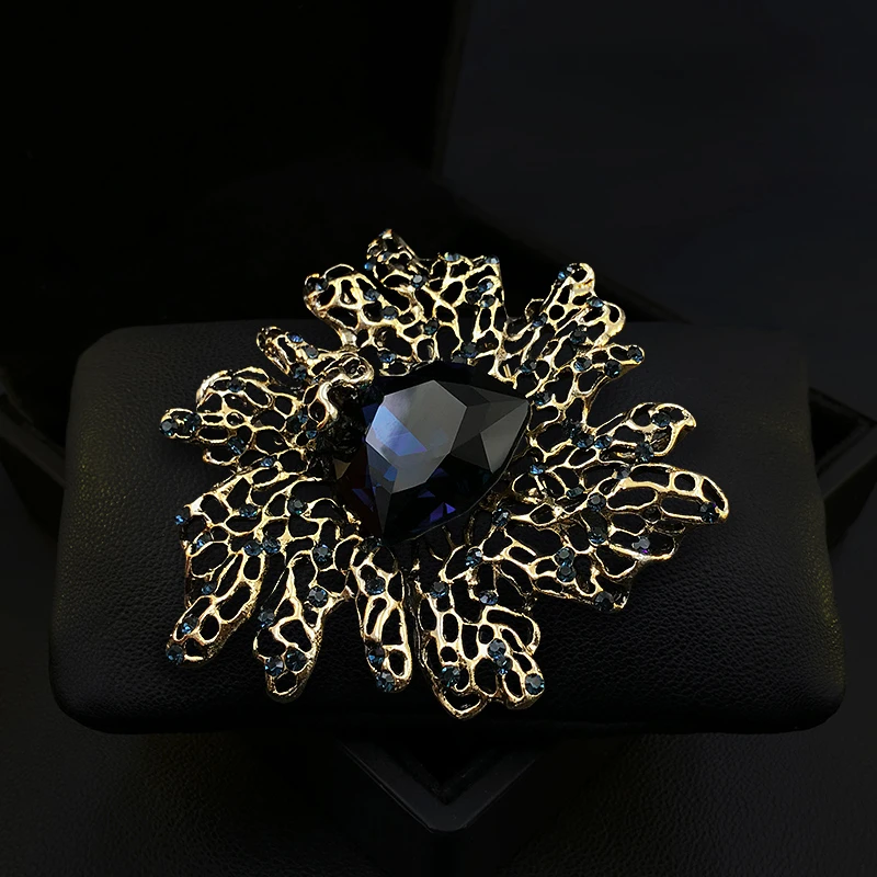 1850 Exquisite Elegant Blue Brooch Women's Suit Badge Vintage Upscale Luxury Corsage Coat Overcoat Pin Accessories Jewelry Gifts