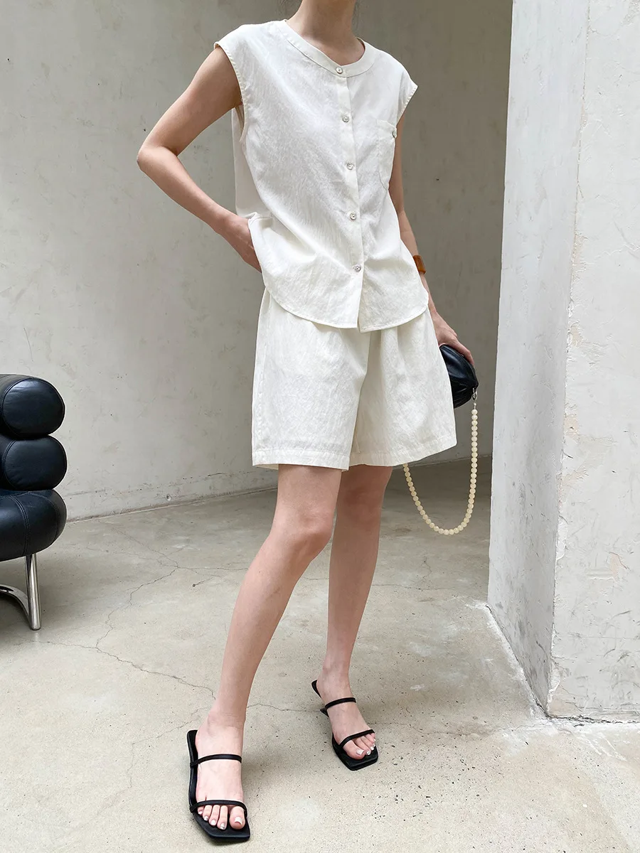 Sommerliches Damen-Set aus einfarbiger, ärmelloser Weste mit Rundhalsausschnitt und hochtaillierten Shorts für den Alltag – Detail 8