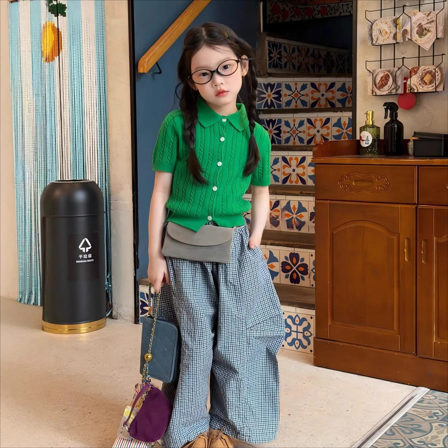 Conjunto Infantil Feminino 2026 Primavera e Verão Novo Roupa Infantil Camisa de Malha de Manga Curta e Calças Largas em Xadrez Conjunto de Duas Peças