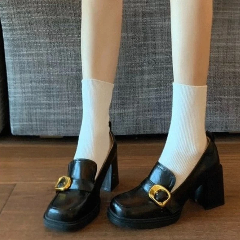 

Простая, стильная и прочная женская обувь на высоком каблуке. Модная кожаная обувь. Массивные дизайнерские женские туфли-лодочки. Новинка лета 202.