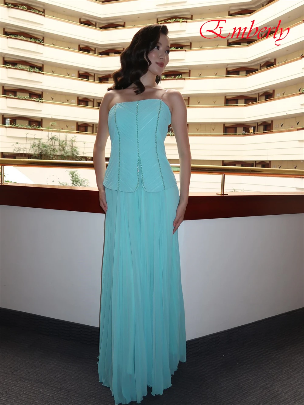 맞춤형 우아한 끈이 없는 이브닝 드레스와 패션 쉬폰 특별 행사 가운과 기질 홈커밍 드레스