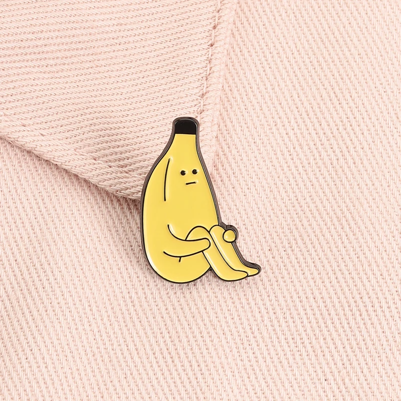 Broche en émail 'Indifferent Attitude Absurd Cute Banana Man' en position accroupie, pour revers et sac à dos, accessoire de bijouterie, cadeau pour ami