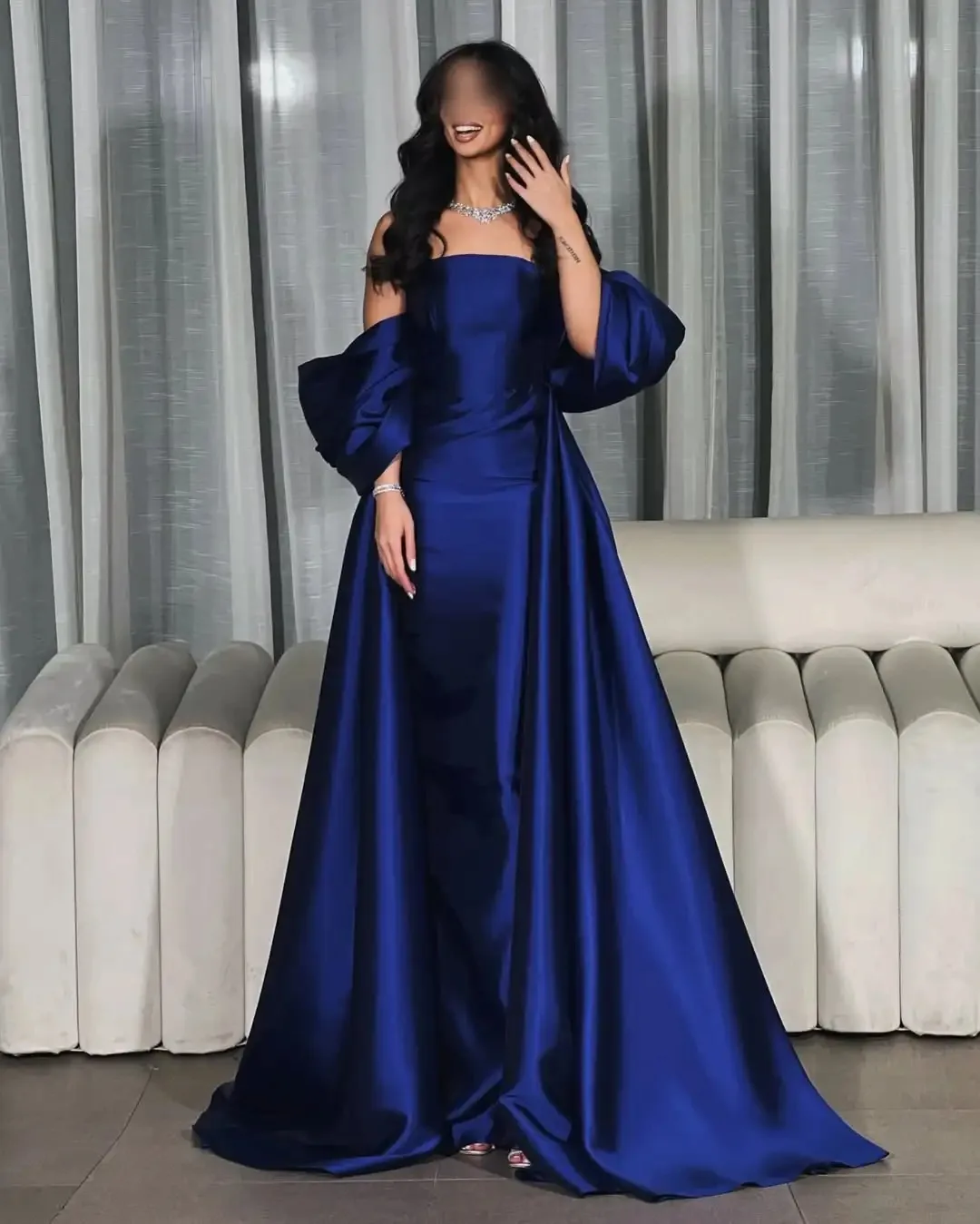 

Индивидуальный пошив: Вечернее платье из сатина королевского синего цвета, с открытыми плечами, пышными рукавами и шлейфом. Элегантное платье для выпускного вечера, торжественных мероприятий и вечеринок.